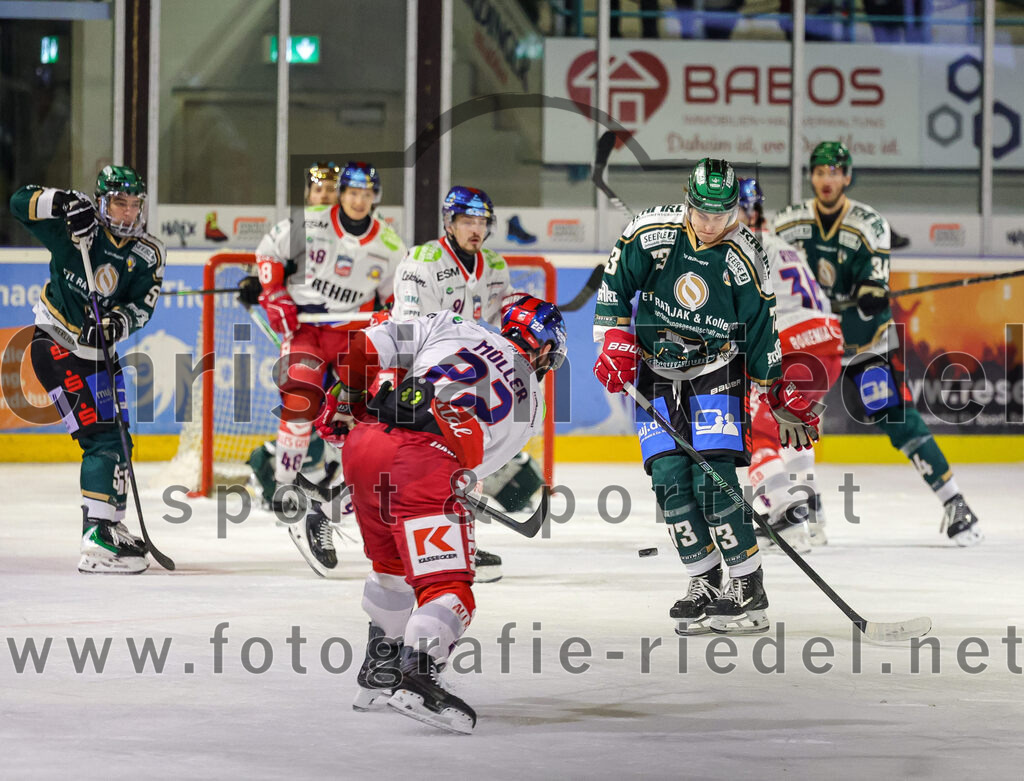 2025-11-16_122_TSV_Erding_gegen_Selber_Woelfe | Erding, Deutschland, 16.11.2025:Eishockey, Oberliga Süd 2025 / 2026, 17. Spieltag, TSV Erding gegen Selber Wölfe, Endergebnis: 3:1Dominik Müller (Selber Wölfe, #22), Pascal Steck (Erding Gladiators, #73)Foto: Christian Riedel / fotografie-riedel.net