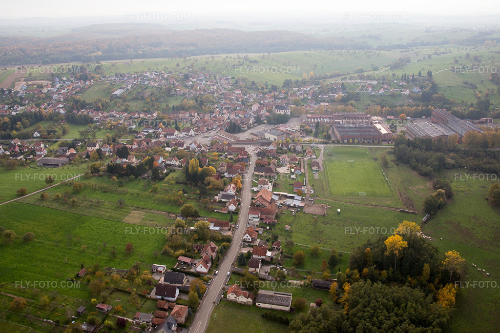 Aerial view: View of the town in Zinswiller in the state Bas-Rhin, France.Photo: IMG_084786.jpg taken on 10/24/2015 by Werner Riehm/FLY-FOTO.comResolution of the original: 5472 x 3648 px