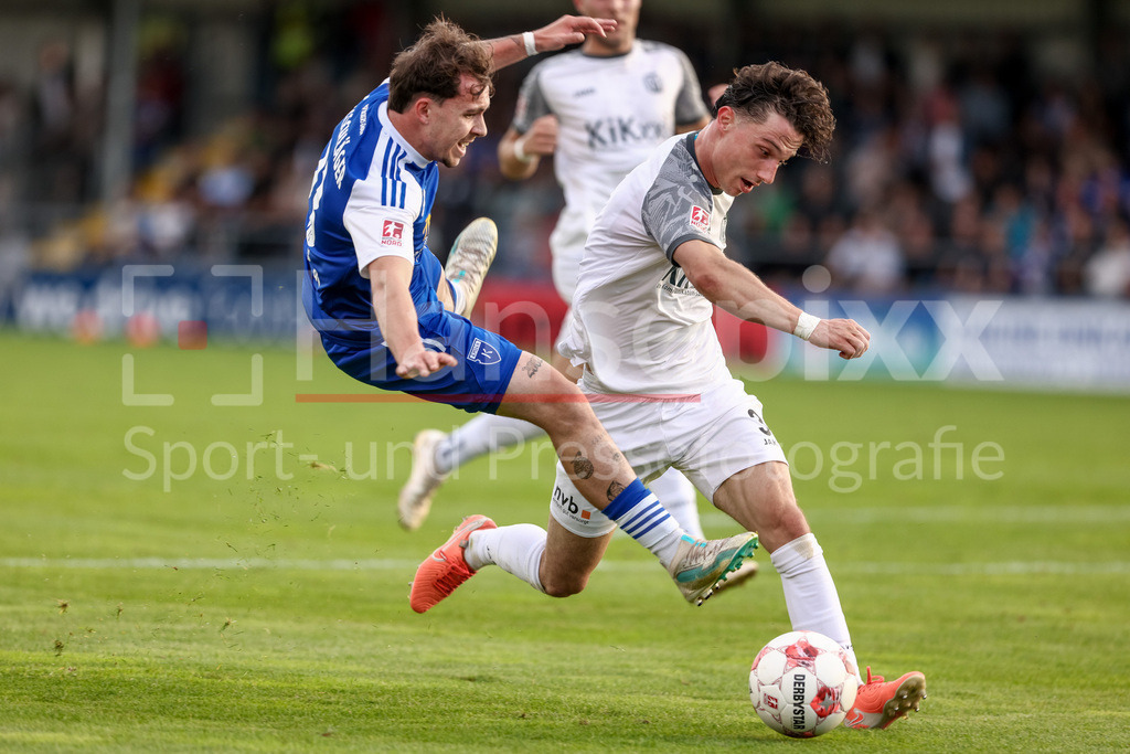 Fussball, Regionalliga Nord, BSV Kickers Emden - SV Meppen | v.li.: Michel Eickschläger (BSV Kickers Emden, 23) und Tobias Mißner (SV Meppen, 3) im Zweikampf, Duell, Dynamik, Aktion, Action, Spielszene