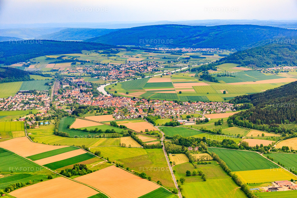 Luftbild: Ortsansicht an der Weser aus Norden in Bodenfelde im Bundesland Niedersachsen in Deutschland. Foto: IMG_079503.jpg vom 24.05.2015 durch Werner Riehm/FLY-FOTO.de
