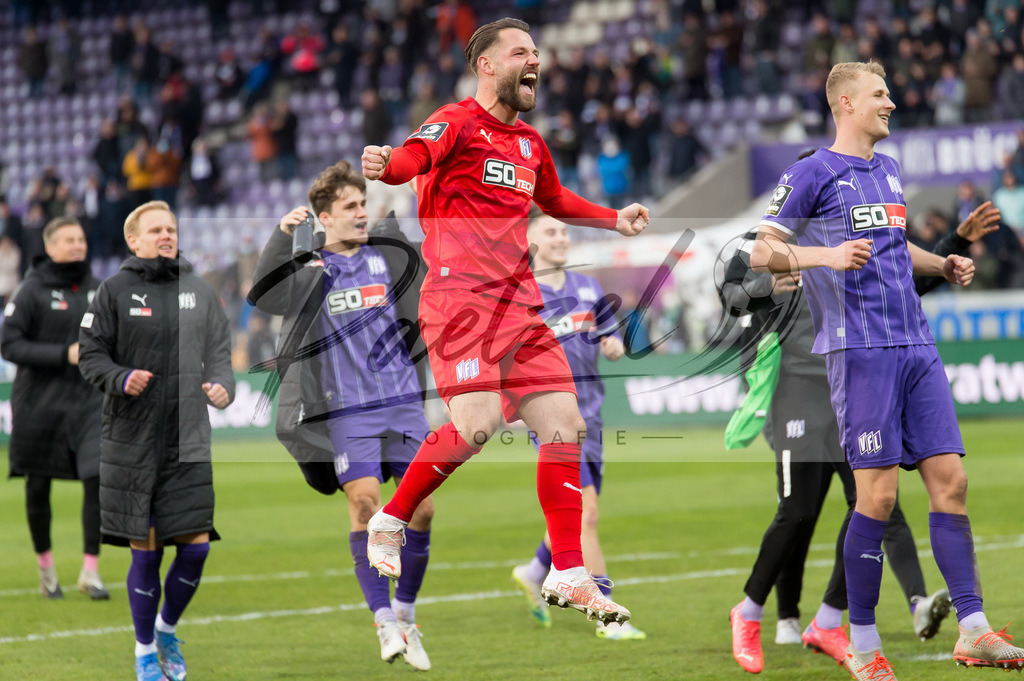 OSNTSV20211106_161 | Fussball, Herren: . Spieler vom VfL Osnabrueck Schlussjubel, jubelt nach dem 3:1 Sieg bei dem Spiel der 3. Liga zwischen VfL Osnabrueck und TSV 1860 Muenchen im Stadion an der Bremer Bruecke am 06.11.2021 in Osnanbrueck, Deutschland.DFB / DFL REGULATIONS PROHIBIT ANY USE OF PHOTOGRAPHS AS IMAGE SEQUENCES AND/OR QUASI-VIDEO. - Realisiert mit Pictrs.com