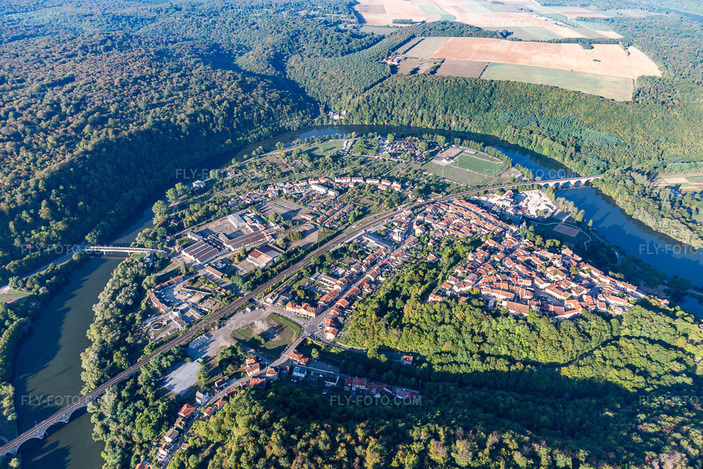Aerial view: View of the town in Liverdun in the state Meurthe et Moselle, France. – Photo: IMG_118137.jpg taken on 09/15/2019 by Werner Riehm/FLY-FOTO.com – Resolution of the original: 5315 x 3543 px