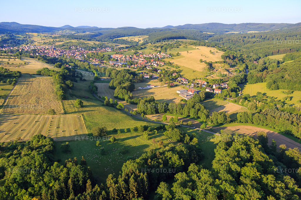 Vue aérienne: Vue de la ville depuis le sud à Lembach dans le département Bas Rhin, France.Photo: IMG_080245.jpg prise le 05/06/2015 par Werner Riehm/FLY-FOTO.euRésolution de l'original: 5472 x 3648 px