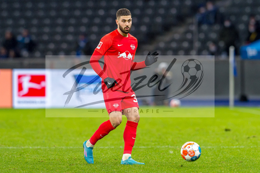 BSCRBL20220220_234 | Fussball, Herren: Josko Gvardiol (RB Leipzig) in Aktion, am Ball, Einzelaktion bei dem Spiel der 1. Bundesliga zwischen Hertha BSC und RB Leipzig im Olypiastadion am 20.02.2022 in Berlin, Deutschland.DFB / DFL REGULATIONS PROHIBIT ANY USE OF PHOTOGRAPHS AS IMAGE SEQUENCES AND/OR QUASI-VIDEO. - Realisiert mit Pictrs.com