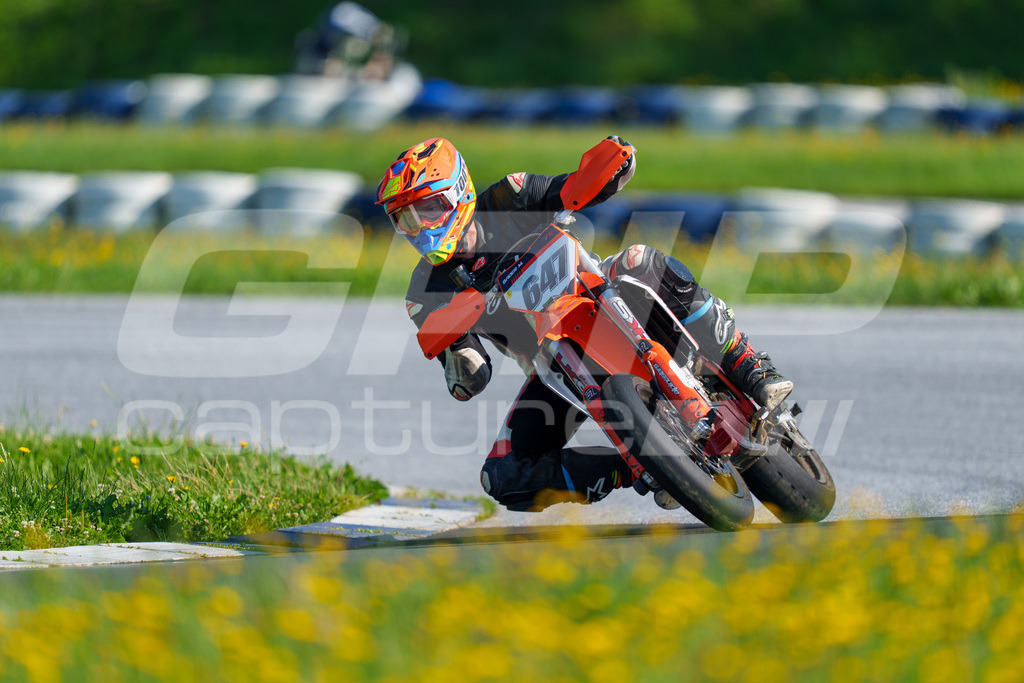 SuperMoto_Staatsmeisterschaft_Greinbach_139 | GRIPcapture steht für authentische Sportfotografie in Österreich – für Momente, die mehr sind als Geschwindigkeit oder Ergebnis. Es geht um Emotion, Spannung, Fokus und den Augenblick, der oft nur einen Wimpernschlag dauert.Ob Motorsport, Teamsport oder 