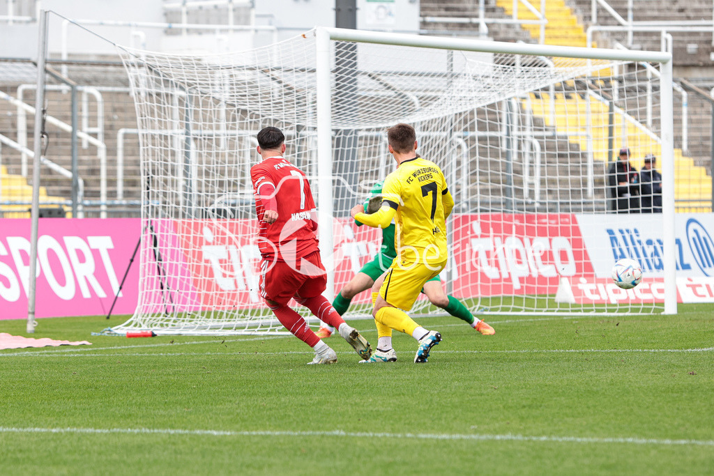 FC Bayern Amateure - FC Wuerzburger Kickers | Yusuf KABADAYI (FCB #7) im Duell mit Thomas HAAS (FWK #7) und Marc Richter (FWK #1)