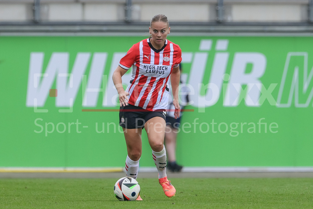 Fussball, Testspiel Frauen, VfL Wolfsburg - PSV Eindhoven | v.li.: Gwyneth Hendriks (PSV Eindhoven, 3) am Ball, Freisteller, Einzelbild, Ganzkörper, Aktion, Action, Spielszene