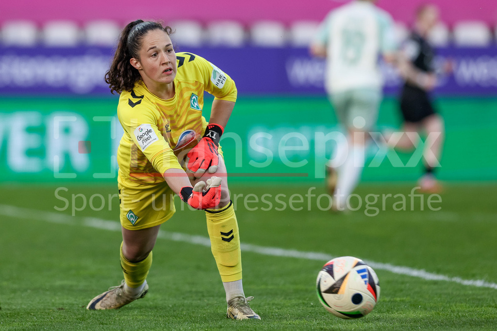 Fussball, Google Pixel Frauen-Bundesliga, SGS Essen - SV Werder Bremen | v.li.: Livia Peng (Torhüterin, Torwart, SV Werder Bremen, 1) am Ball, Einzelbild, Ganzkörper, Aktion, Action, Spielszene, DIE DFB-RICHTLINIEN UNTERSAGEN JEGLICHE NUTZUNG VON FOTOS ALS SEQUENZBILDER UND/ODER VIDEOÄHNLICHE FOTOSTRECKEN. DFB REGULATIONS PROHIBIT ANY USE OF PHOTOGRAPHS AS IMAGE SEQUENCES AND/OR QUASI-VIDEO.