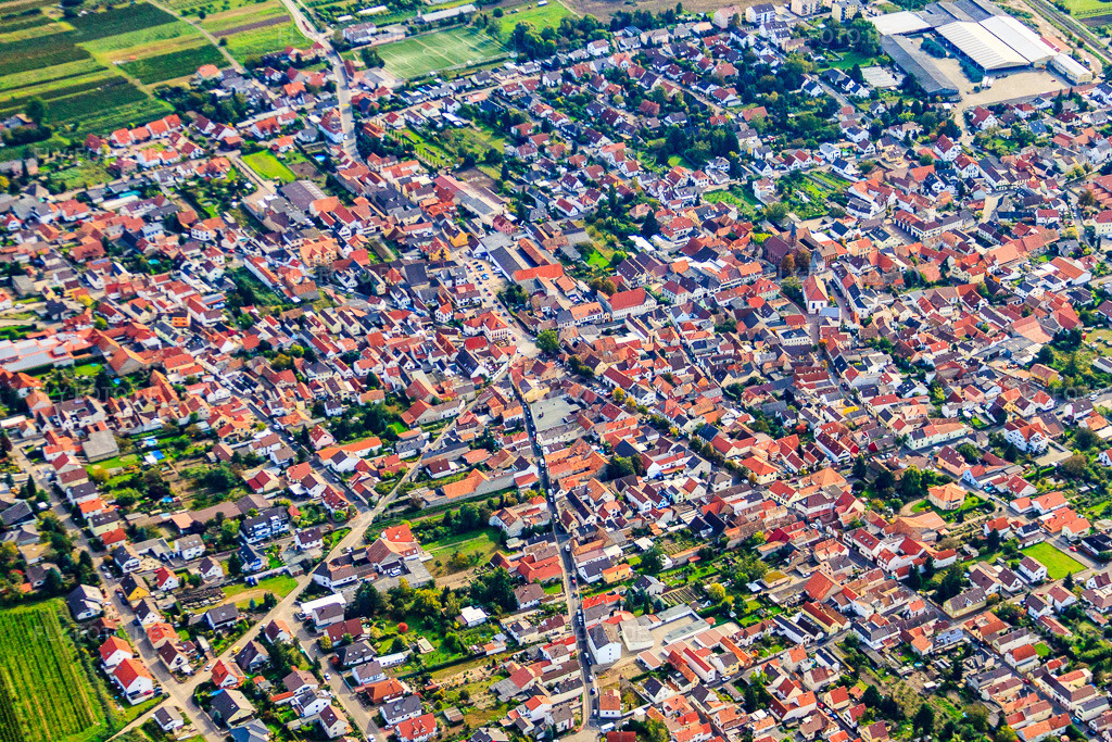 Luftbild: Ortszentrum aus Westen in Weisenheim am Sand im Bundesland Rheinland-Pfalz in Deutschland. Foto: IMG_34387.jpg vom 03.10.2010 durch Werner Riehm/FLY-FOTO.deAuflösung des Originals: 4600 x 3067 px