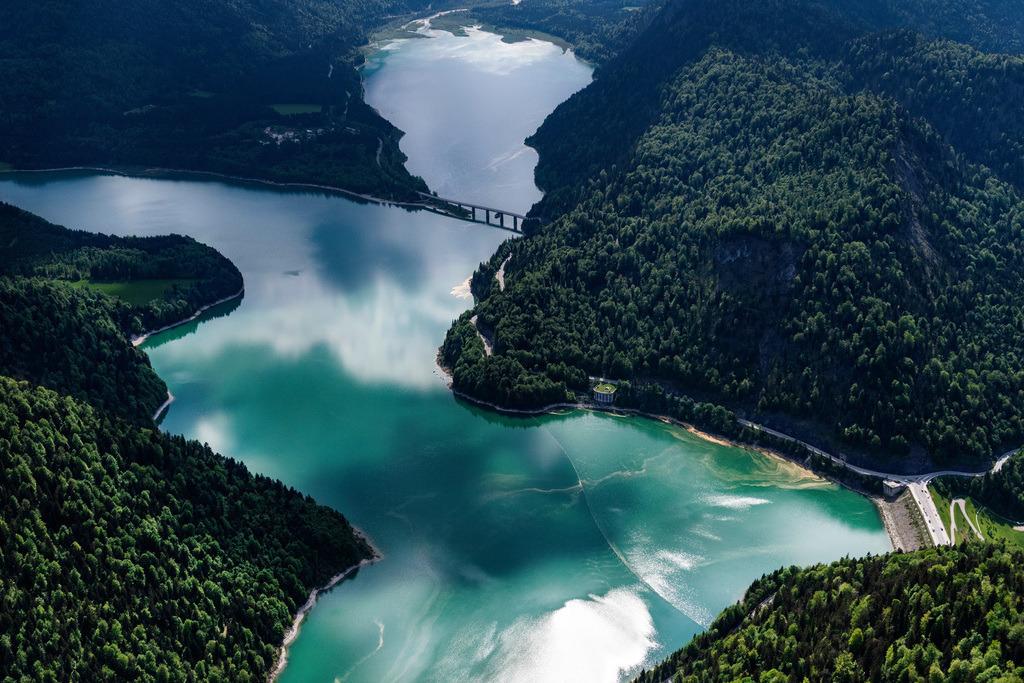 dr__0098083_silvenstein_stausee.jpg | LENGGRIES 19.05.2022 Talsperren - Staudamm und Uferbereiche am Stausee Sylvensteinspeicher bei Lenggries - Fall im Bundesland Bayern, Deutschland. Die Sylvensteinsperre staut Isar, Dürrach und Walchen. Zwei Kraftwerke dienen der Stromerzeugung. // Dam and shore areas at the lake Sylvensteinsee in Lenggries in the state Bavaria, Germany. Foto: Daniel Reiter