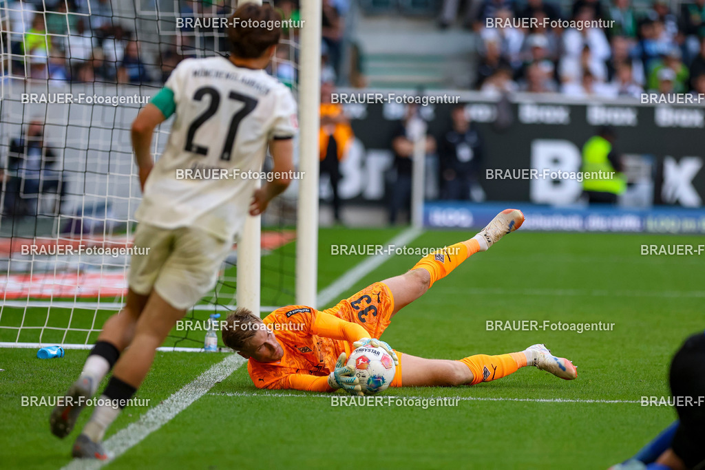 Borussia Mönchengladbach vs Hamburger SV - Bundesliga  | Mönchengladbach, Deutschland, 24.08.25:   Moritz Nicolas in Aktion am Ball, Einzelaktion waehrend des Spiels der Bundesliga zwischen Borussia Mönchengladbach vs Hamburger SV im Stadion im Borussia Park(Foto von Brauer-Fotoagentur / Adrian Schlueter)