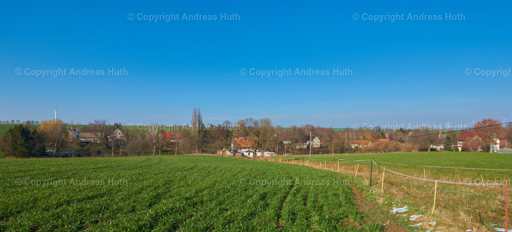 Blick auf das Waldhufendorf Franken von einer landwirtschaftlich genutzten Plateaufläche aus 01 | Bedeutsame Landschaften Deutschlands - Realisiert mit Pictrs.com