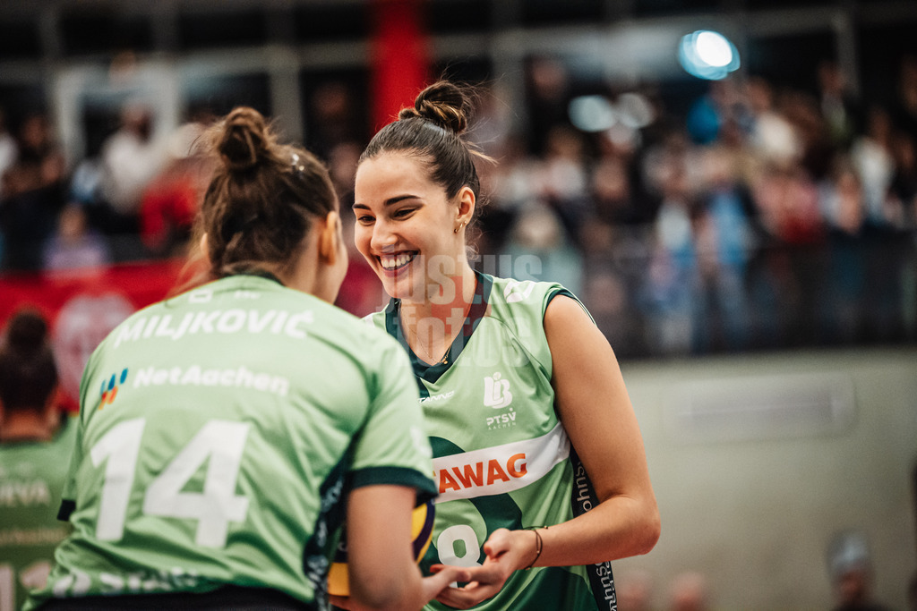 Volleyball | Frauen | Saison 2025/2026 | Volleyball Bundesliga | ETV Hamburger Volksbank Volleys vs. Ladies in Black Aachen | 29.10.2025 | v.l. Milica Miljkovic (#14, Ladies in Black Aachen) und Zoi Mavrommatis (#8, Ladies in Black Aachen) beim Wechsel