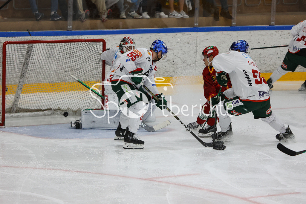 SC Langnau Tigers - Augsburger Panther | Der Puck liegt im Tor der Panther / Der Treffer zum 1-0 fuer Langnau