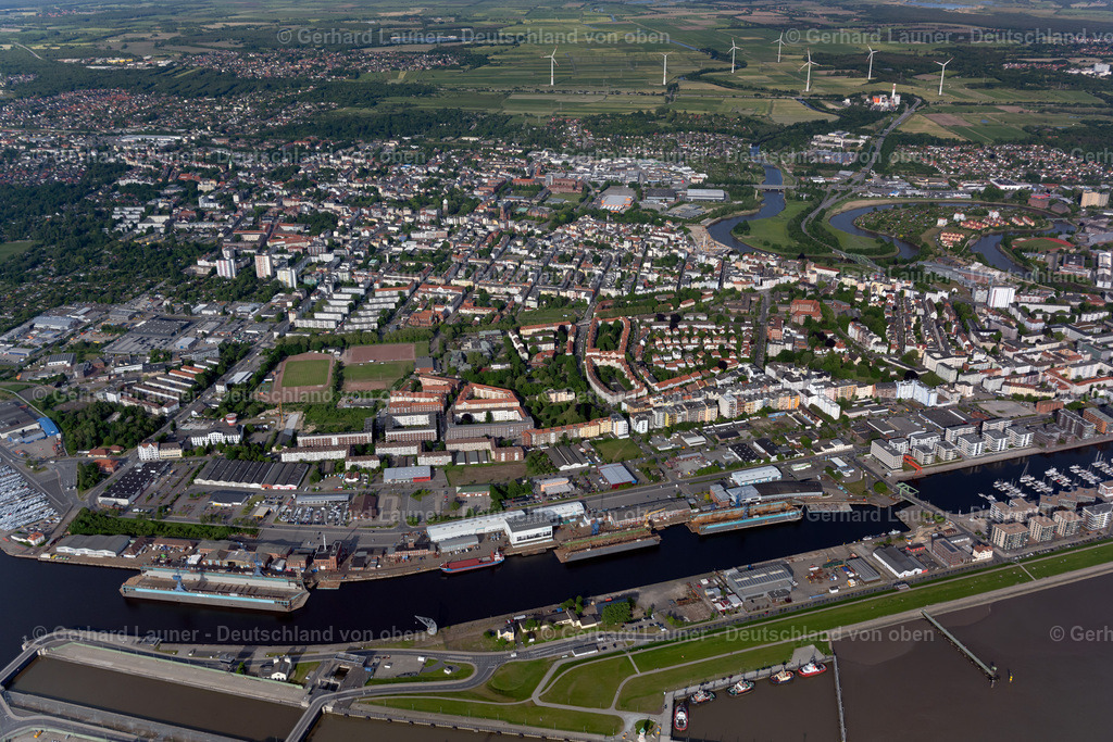 4030583 | BREMERHAVEN 01.06.2020 Stadtansicht am Ufer des Flussverlaufes der Weser mit Hafen in Bremerhaven im Bundesland Bremen, Deutschland. Weiterführende Informationen bei: Stadt Bremerhaven. // City view on the river bank of the Weser river with port in Bremerhaven in the state Bremen, Germany. Further information at: Stadt Bremerhaven. Foto: Gerhard Launer
