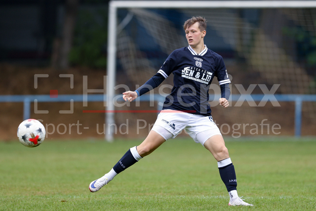 Fussball, Testspiel Frauen, SpVg Aurich - SV Meppen | Sarah Dittrich (SV Meppen, 19) am Ball, Freisteller, Einzelbild, Ganzkörper, Aktion, Action, Spielszene