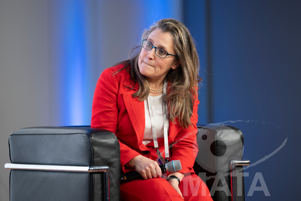 _DWA3136 | Die MSC Security and Literature Series der Münchner Sicherheitskonferenz wird von der ZEIT mitveranstaltet und vom Literaturhaus München unterstützt. Am Donnerstag, 12. Februar (19-20 Uhr), spricht Autor Serhiy Zhadan aus Charkiw mit Chrystia Freeland, Sonderbeauftragte für den Wiederaufbau der Ukraine und ehemalige stellvertretende Premierministerin Kanadas, über die Zukunft der Ukraine - Realisiert mit Pictrs.com