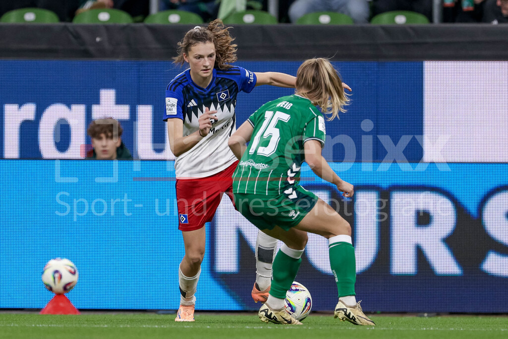 Fussball, Google Pixel Frauen-Bundesliga, SV Werder Bremen - Hamburger SV | v.li.: Lotta Wrede (Hamburger SV, 32) und Michelle Weiß (SV Werder Bremen, 15) im Zweikampf, Duell, Dynamik, Aktion, Action, Spielszene, DIE DFB-RICHTLINIEN UNTERSAGEN JEGLICHE NUTZUNG VON FOTOS ALS SEQUENZBILDER UND/ODER VIDEOÄHNLICHE FOTOSTRECKEN. DFB REGULATIONS PROHIBIT ANY USE OF PHOTOGRAPHS AS IMAGE SEQUENCES AND/OR QUASI-VIDEO.