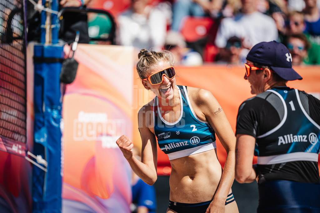 Beachvolleyball | Frauen | Allianz German Beach Tour 2024 | Tourstop Kühlungsborn | 10.08.2024 | v.l. Nele Barber und Melanie Gernert freuen sich