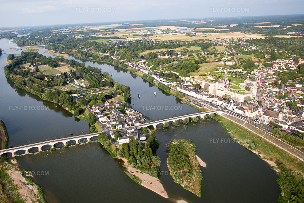 Aerial view: View of the town in the district Nord-Nord Est in Amboise in the state Indre et Loire, France. – Photo: IMG_082342.jpg taken on 06/20/2015 by Werner Riehm/FLY-FOTO.com – Resolution of the original: 5472 x 3648 px