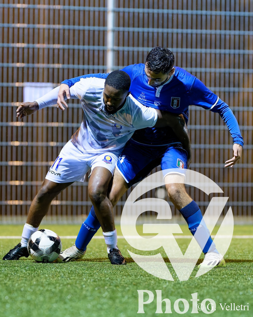 2eme ligue - CS Italien - USI Azzurri | Alioune Ndiaye (11 USI Azzurri) et Massinissa Menacer (21 CS Italien) duel pour le ballon durant le match de 2eme ligue entre CS Italien et USI Azzurri au Stade du Bois-de-la-Bâtie à Petit-Lancy, Suisse
