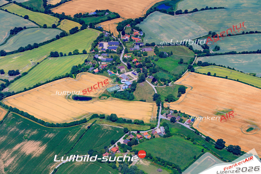 Die Luftbildaufnahme Marxdorf - Schashagen wurde 2018 mittels Flugzeug (keine Drohne) erstellt. Perfekte Schärfe und Druck- Auflösung- Garantiert!