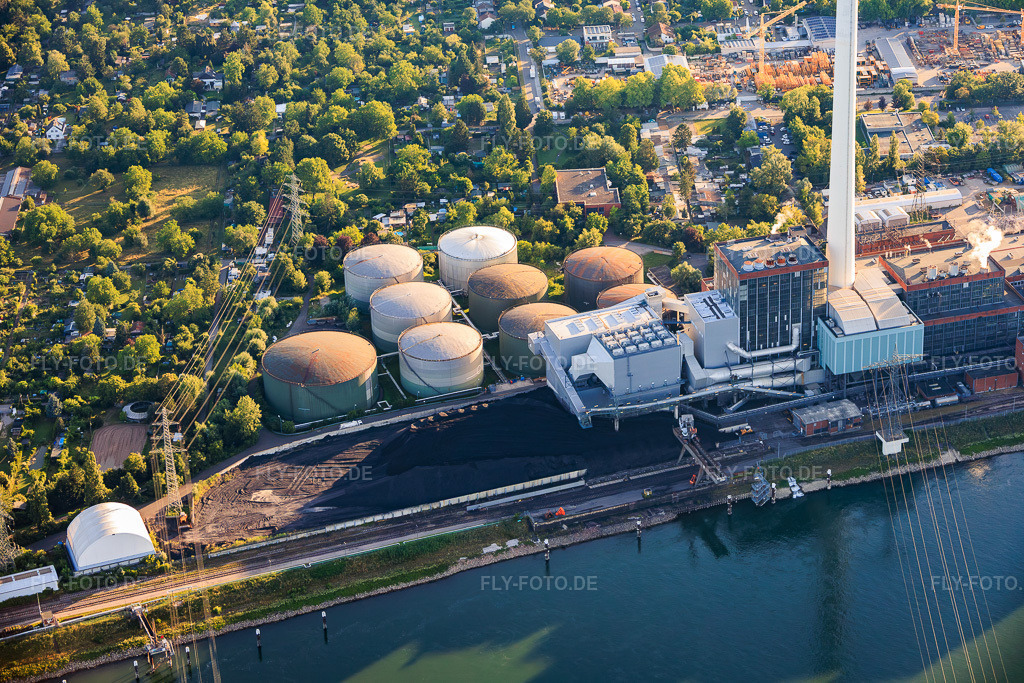 Luftbild: Öltanks und Steinkohlehalde des Grosskraftwerk Mannheim GKM am Rhein im Ortsteil Neckarau in Mannheim im Bundesland Baden-Württemberg in Deutschland. – Foto: IMG_157365.jpg vom 18.06.2026 durch Werner Riehm/FLY-FOTO.de – Auflösung des Originals: 5953 x 3969 px – Grosskraftwerk Mannheim