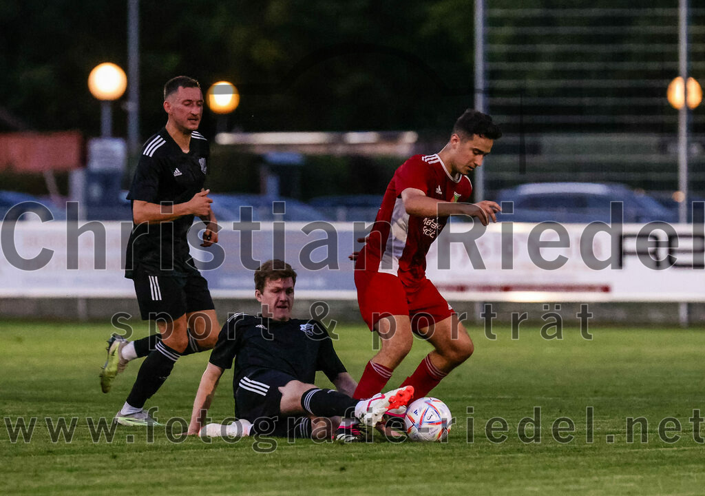 2023-07-20_080_FC_Finsing_gegen_TSV_Wartenberg | Finsing, Deutschland, 20.07.2023:
Fußball, Kreisliga 2023 / 2024, Testspiel, FC Finsing gegen TSV Wartenberg, Endergebnis: 1:0

Kilian Schmitt (FC Finsing, #8), Fabian Kövener (FC Finsing, #12), Maximilian Härtl (TSV Wartenberg, #10)

Foto: Christian Riedel / fotografie-riedel.net