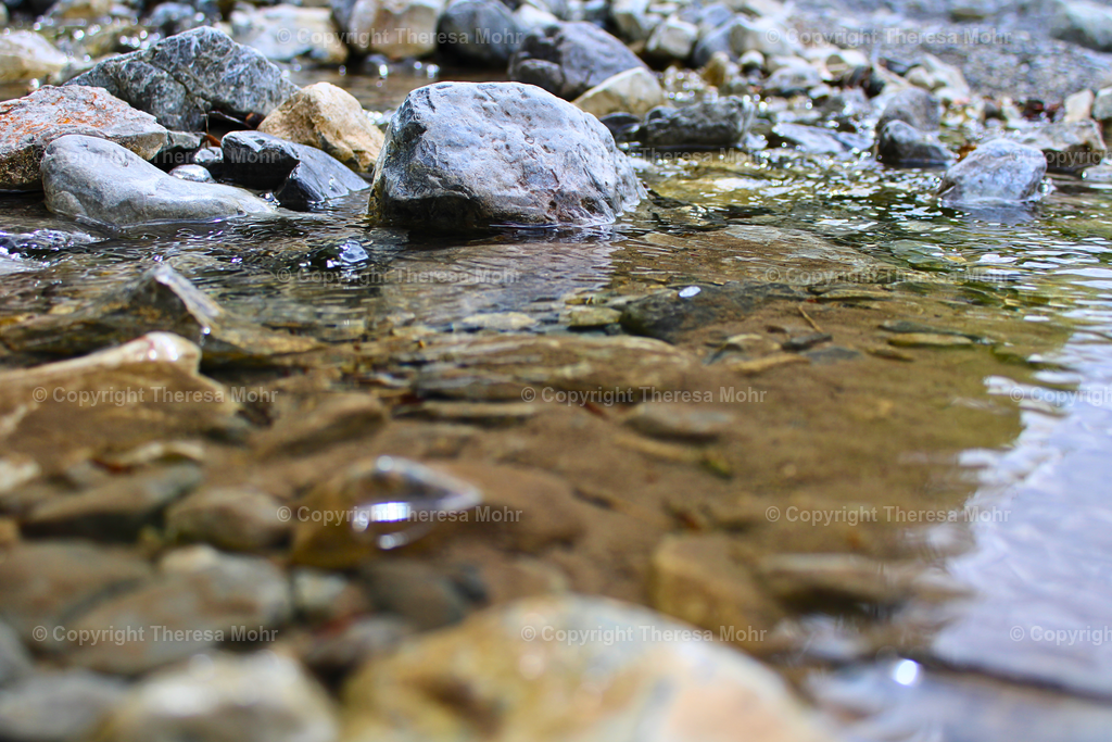 Wasser & Steine , Nahaufnahme  | Naturpuls - Realisiert mit Pictrs.com