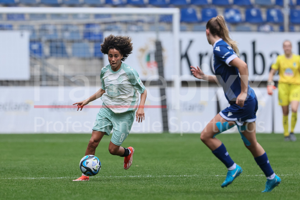 Fussball, DFB-Pokal Frauen, DSC Arminia Bielefeld - SV Werder Bremen | v.li.: Amira Arfaoui (SV Werder Bremen, 8) am Ball, Einzelbild, Ganzkörper, Aktion, Action, Spielszene, DIE DFB-RICHTLINIEN UNTERSAGEN JEGLICHE NUTZUNG VON FOTOS ALS SEQUENZBILDER UND/ODER VIDEOÄHNLICHE FOTOSTRECKEN. DFB REGULATIONS PROHIBIT ANY USE OF PHOTOGRAPHS AS IMAGE SEQUENCES AND/OR QUASI-VIDEO.