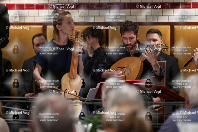 TAM25_K.12__Michael-Vogl_034_8136 | Tage Alter Musik Regensburg K.12 Nachtkonzert Brauhaus am Schloss Cappella Pratensis (Niederlande) Tim Braithwaite, Superius, Leitung Peter de Laurentiis, Tenor, Co-Leitung Sollazzo Ensemble (Frankreich) The Feast of the Swan Das Schwanenfest der Mariengilde von ’s-Hertogenbosch Anna Danilevskaia Vihuela de Arco, Leitung Foto: Michael Vogl