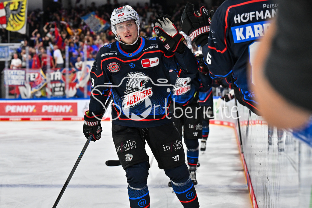 Nürnberg Ice Tigers - Augsburger Panther | Jubel der Hausherren nach dem Treffer zum 2-1 durch Thomas HEIGL (Nürnberg Ice Tigers 49) / Tor / Torschuetze / Freude / Happy / DEL: Nürnberg Ice Tigers - Augsburger Panther; PSD Bank Nürnberg ARENA am 12.09.2025