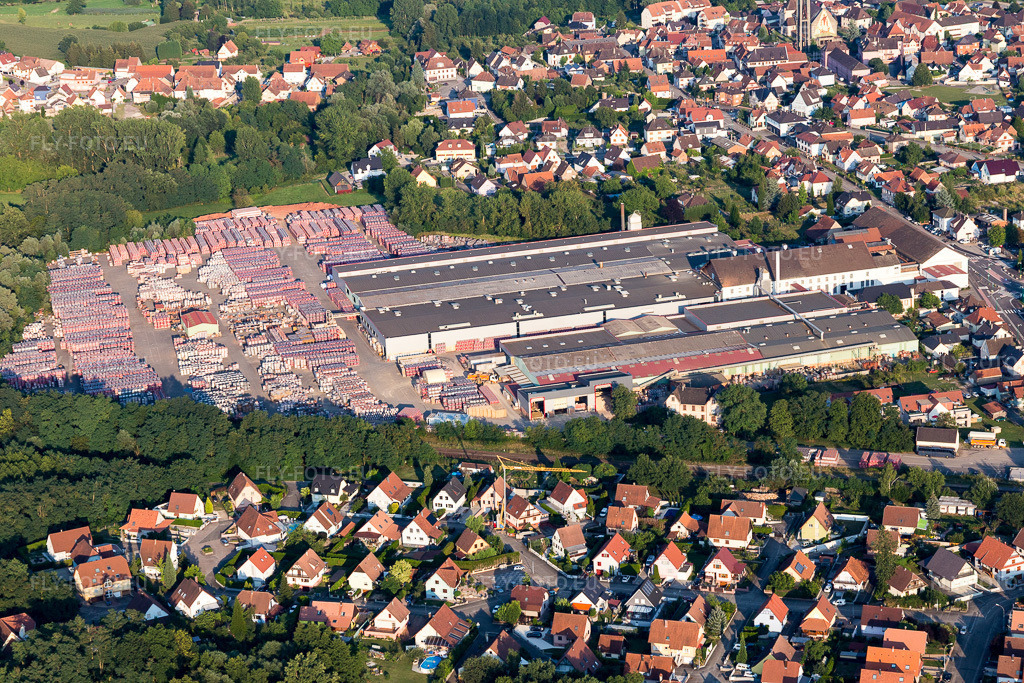 Vue aérienne: Locaux de l'usine de briques Wienerberger à Seltz dans le département Bas Rhin, France. Photo: IMG_109155.jpg prise le 25/07/2018 par Werner Riehm/FLY-FOTO.euRésolution de l'original: 5472 x 3648 px