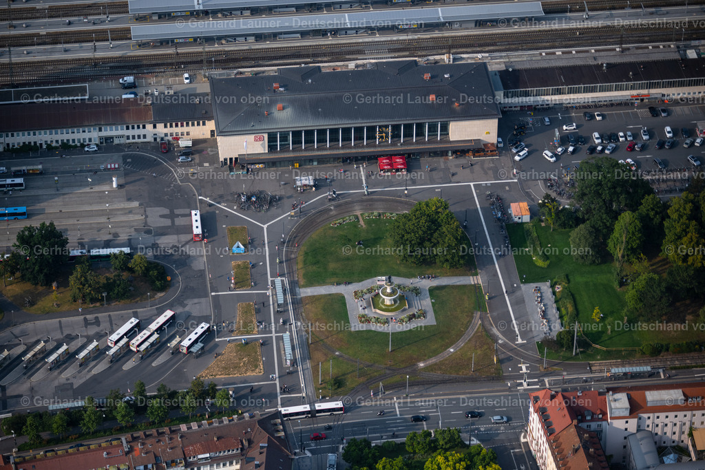 4047958 | WüRZBURG 21.08.2021 Gleisverlauf und Gebäude des Hauptbahnhofes der Deutschen Bahn im Ortsteil Altstadt in Würzburg im Bundesland Bayern, Deutschland. Weiterführende Informationen bei: DB Netz AG,  DB Station &amp; Service AG. // Track progress and building of the main station of the railway in the district Altstadt in Wuerzburg in the state Bavaria, Germany. Further information at: DB Netz AG,  DB Station &amp; Service AG. Foto: Gerhard Launer