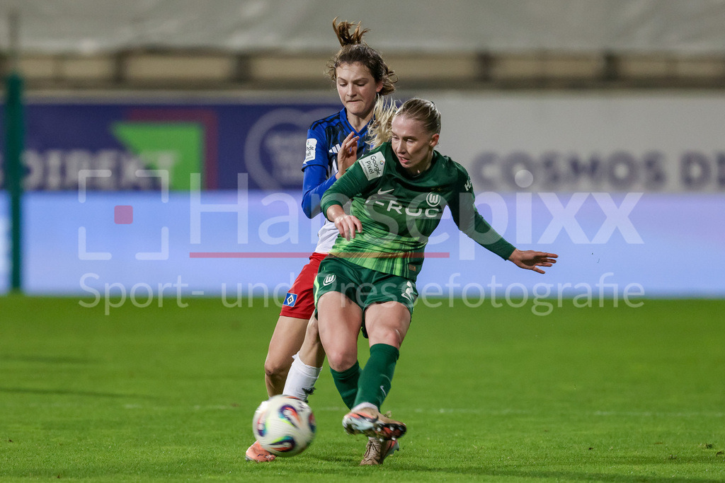 Fussball, Google Pixel Frauen-Bundesliga, VfL Wolfsburg - Hamburger SV | v.li.: Lotta Wrede (Hamburger SV, 32) und Thea Bjelde (VfL Wolfsburg, 2) im Zweikampf, Duell, Dynamik, Aktion, Action, Spielszene, DIE DFB-RICHTLINIEN UNTERSAGEN JEGLICHE NUTZUNG VON FOTOS ALS SEQUENZBILDER UND/ODER VIDEOÄHNLICHE FOTOSTRECKEN. DFB REGULATIONS PROHIBIT ANY USE OF PHOTOGRAPHS AS IMAGE SEQUENCES AND/OR QUASI-VIDEO.