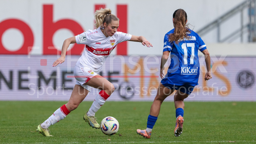 Fussball, 2. Frauen-Bundesliga, SV Meppen - VfB Stuttgart | v.li.: Janina Hechler (VfB Stuttgart, 16) und Genesis Castrellon (SV Meppen, 17) im Zweikampf, Duell, Dynamik, Aktion, Action, Spielszene, DIE DFB-RICHTLINIEN UNTERSAGEN JEGLICHE NUTZUNG VON FOTOS ALS SEQUENZBILDER UND/ODER VIDEOÄHNLICHE FOTOSTRECKEN. DFB REGULATIONS PROHIBIT ANY USE OF PHOTOGRAPHS AS IMAGE SEQUENCES AND/OR QUASI-VIDEO.