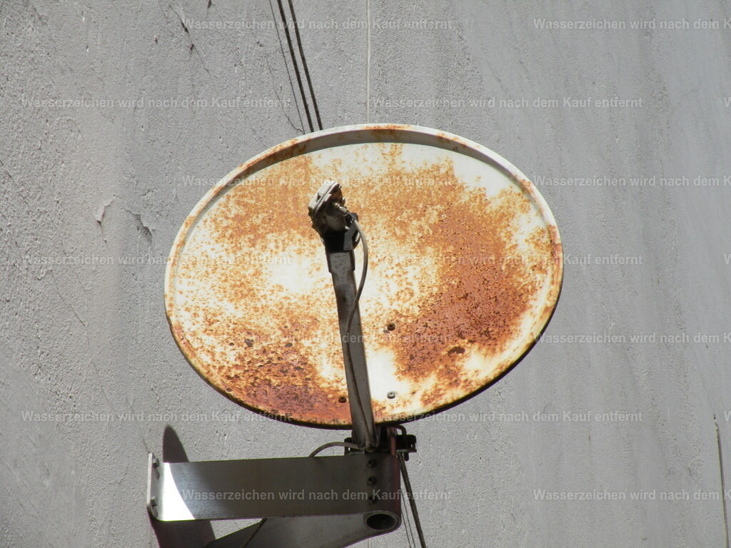 Alte Satellitenanlage | Defekte schüssel mit rost - Realisiert mit Pictrs.com