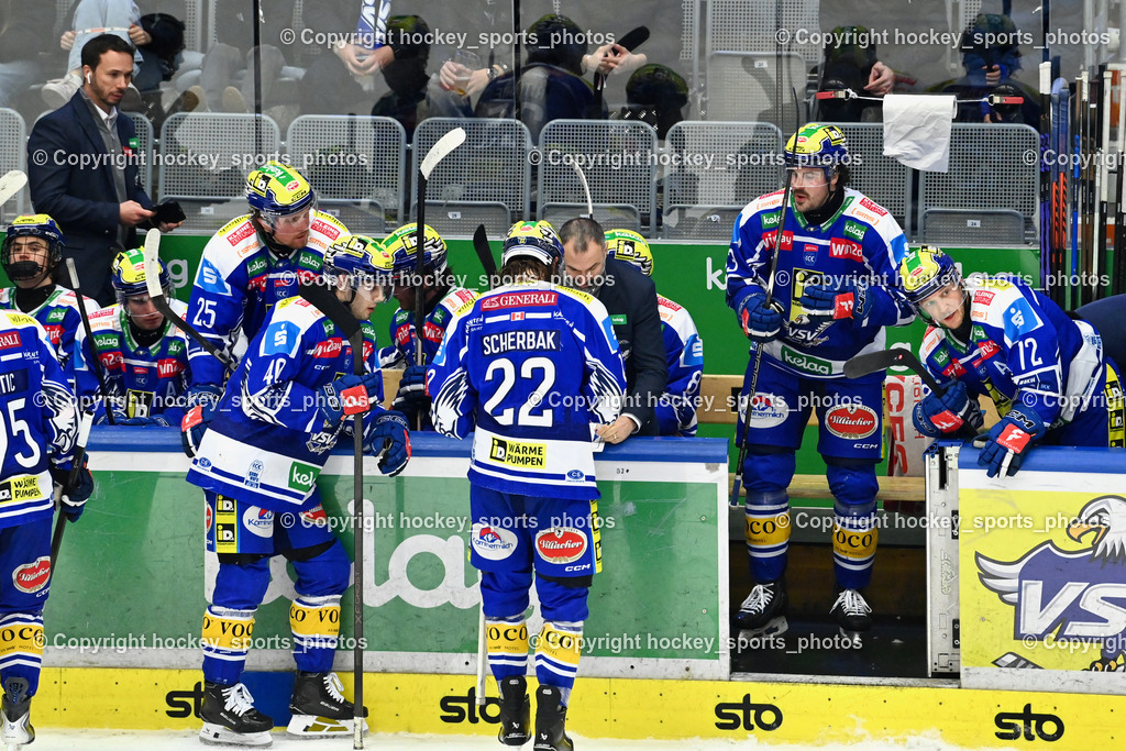 EC IDM WÄRMEPUMPEN VSV vs. HCB Südtirol Alperia | #40 Elias Wallenta EC VSV, #22 Nikita Scherbak EC VSV, #13 Adam Helewka EC VSV, EC VSV Spielerbank, Pierre Allard Headcoach EC VSV, hängende Köpfe, Marco Pewal Assistant Coach EC VSV, EC IDM WÄRMEPUMPEN VSV vs. HCB Südtirol Alperia, EC IDM WÄRMEPUMPEN VSV vs. HCB Südtirol Alperia am 28.12.2025 in Villach (Stadthalle Villach), Austria, (Photo by Bernd Stefan)