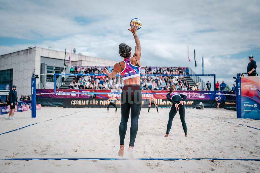 Beachvolleyball | Frauen | German Beach Tour 2024 | Tourstop Bremen | 09.06.2024 | Thainara Mylena Feitosa de Oliveira (BRA) bei der Angabe