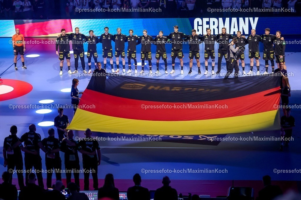 EHF19012602109 | 19.01.2026, Handball, Men's EHF EURO 2026, Deutschland - Spanien, Jyske Bank Boxen in Herning, Dänemark, Preliminary Round: Das deutsche Team steht bei der Nationalhymne Arm in Arm zusammen.  L-R  Johannes Golla (Germany #04)  David Späth (Germany #01)    Nils Lichtlein (Germany #03) Miro Schluroff (Germany #05)  Matthes Langhoff (Germany #13)  Juri Knorr (Germany #15)  Lukas Zerbe (Germany #17)  Julian Köster (Germany #18)  Renars Uscins (Germany #23)  Tom Kiesler (Germany #30)  Andreas Wolff (Germany #33)   Lukas Mertens (Germany #36) Justus Fischer (Germany #54)  Marko Grgic (Germany #71)  Jannik Kohlbacher (Germany #80)