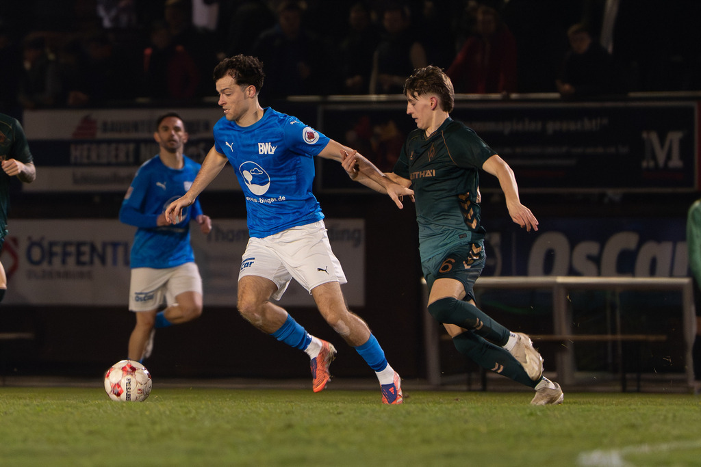 Fußball I Herren I Saison 2025-2026 I Regionalliga Nord I 25. Spieltag I TuS Blau-Weiß Lohne - Werder Bremen II I 5769 | Nico Thoben (8, TuS BW Lohne) gegen Luca Höcker (26, SV Werder Bremen II) - Realisiert mit Pictrs.com