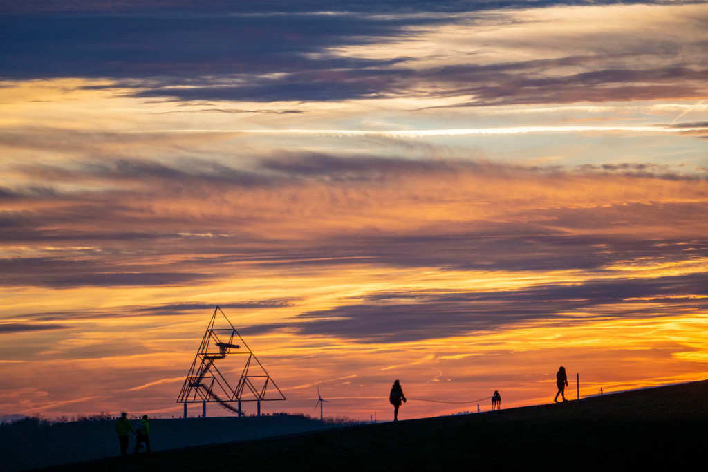 JT-220101 | Roter Abendhimmel, Sonnenuntergang, Blick von der Mottbruch Halde in Gladbeck, nach Westen, zur Halde an der Beckstrasse, in Bottrop mit dem Tetraeder,  NRW, Deutschland, Roter Abendhimmel, Sonnenuntergang, Blick von der Mottbruch Halde in Gladbeck, nach Westen, zur Halde an der Beckstrasse, in Bottrop mit dem Tetraeder,  NRW, Deutschland,  - Realisiert mit Pictrs.com