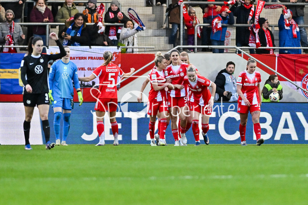 FC Bayern München - VfL Wolfsburg | MUNICH, GERMANY - 22. FEBRUARY: Jubel der Bayern Frauen nach dem Treffer zum 2-1 durch Jovana DAMNJANOVIC (FC Bayern Munich 9) während dem Spiel zwischen den Frauen des FC Bayern München und den Frauen des VfL Wolfsburg am 19. Spieltag der Google Pixel Frauen-Bundesliga am FC Bayern Campus