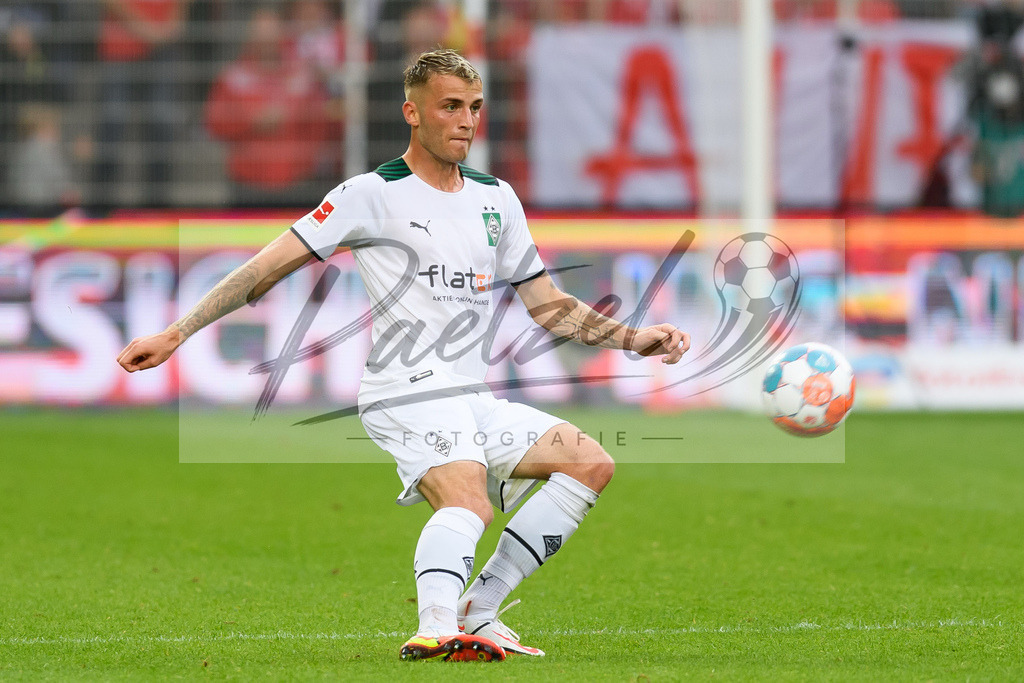 FCUBMG20210829_229 | Fussball, Herren: Jordan Beyer (Borussia Moenchengladbach) in Aktion, am Ball, Einzelaktion beim Spiel der 1. Bundesliga zwischen 1. FC Union Berlin und Borussia Moenchengladbach im Stadion An der Alten Foersterei am 29.08.2021 in Berlin, Deutschland. - Realisiert mit Pictrs.com