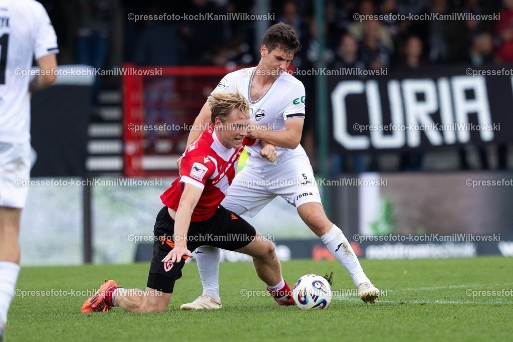 xKWI21092501027 | 21.09.2025,, xkwix, Fußball, Liga3, SC Verl - FC Energie Cottbus, Sportclub Arena: Martin Ens (SC Verl #5) im Zweikampf gegen Ted Tattermusch (Energie Cottbus #25)