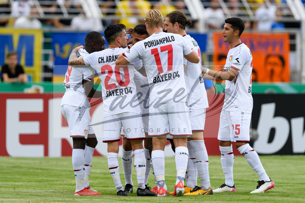 LLELEV20210807_035 | Fussball, Herren: Kerem Demirbay (Bayer 04 Leverkusen) Torjubel, jubelt mit seiner Mannschaft nach dem Treffer zum 0:3 beim Spiel der 1. Runde im DFB-Pokal zwischen 1. FC Lokomotive Leipzig und Bayer 04 Leverkusen im Bruno-Plache-Stadion am 07.08.2021 in Leipzig, Deutschland.DFB / DFL REGULATIONS PROHIBIT ANY USE OF PHOTOGRAPHS AS IMAGE SEQUENCES AND/OR QUASI-VIDEO. - Realisiert mit Pictrs.com