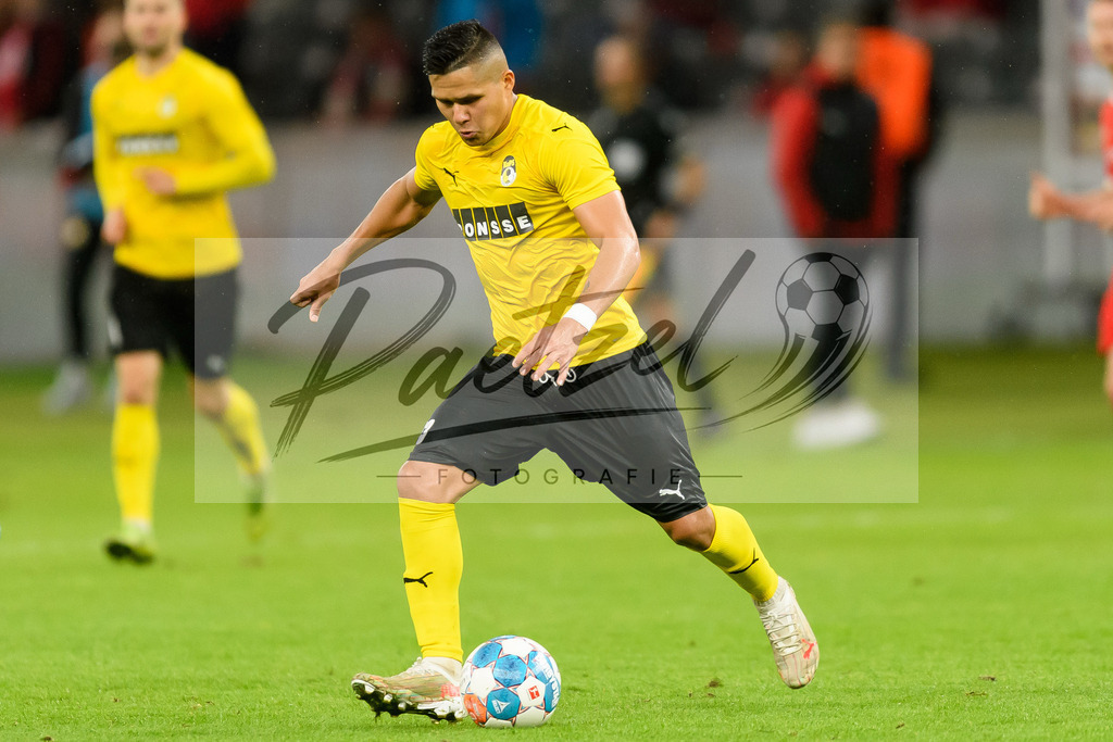 FCUKUO20210826_215 | Fussball, Herren: Daniel Carrillo (Kuopion PS) in Aktion, am Ball, Einzelaktion beim Spiel der UEFA Conference League zwischen 1. FC Union Berlin und Kuopion PS im Olympiastadion am 26.08.2021 in Berlin, Deutschland. - Realisiert mit Pictrs.com