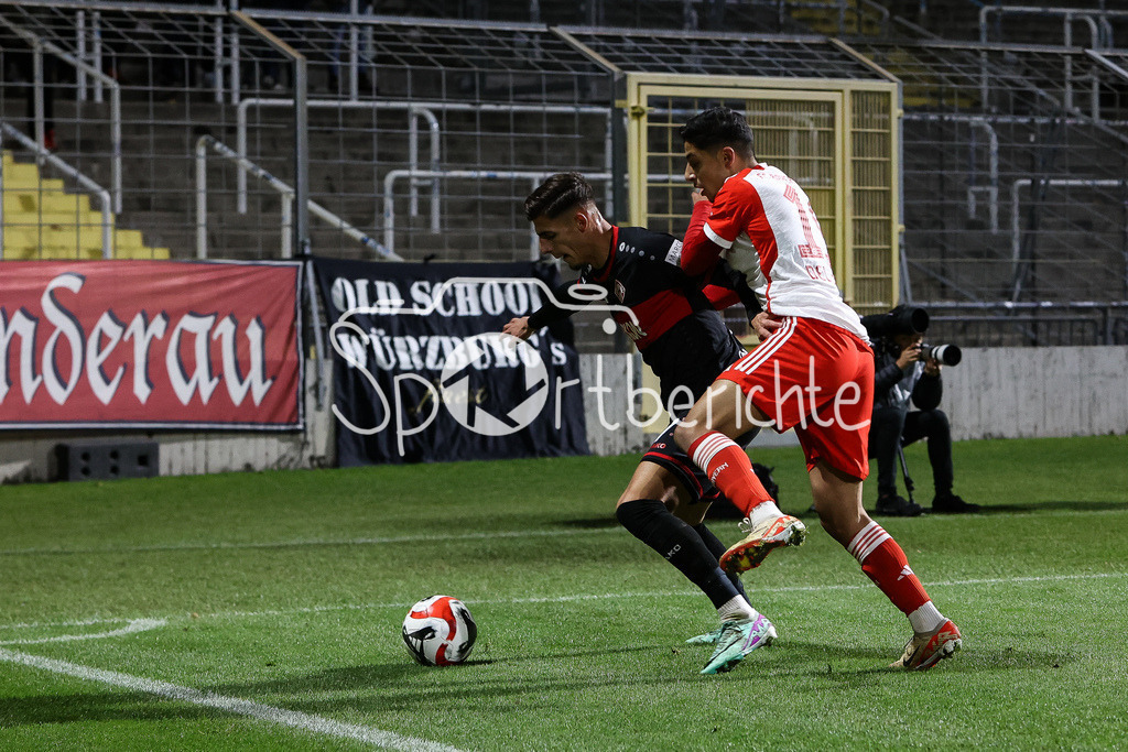FC Bayern Amateure - FC Wuerzburger Kickers | Davide Dell'ERBA (FCB #19) im Duell mit Ivan FRANJIC (FWK #17) / Zweikampf