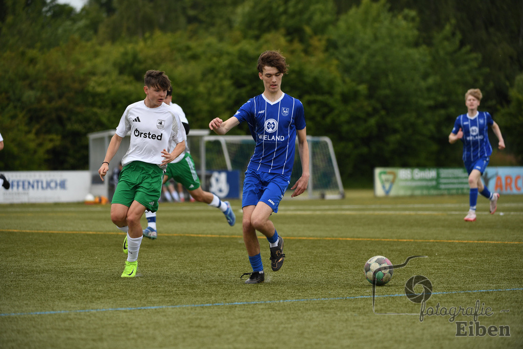 FC Rastede-JSG Esens/Dornum | B-Jugend Bezirksliga; FC Rastede (blau)-JSG Esens/Dornum (weiß) am 24.05.2025 in Rastede (Sportanlage Kötterswegs), Photo: Philip Eiben 2025 - Realisiert mit Pictrs.com