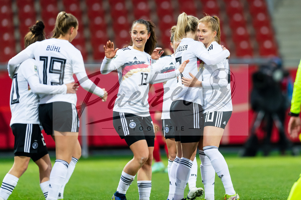 GERTUR20211126_014 | Fussball, Frauen: Lea Schueller (Germany) Torjubel, jubelt mit ihrer Mannschaft nach dem Treffer zum 3:0 bei dem Spiel der WM-Qualifikation zwischen Deutschland und Tuerkei im Eintracht-Stadion am 26.11.2021 in Braunschweig, Deutschland. - Realisiert mit Pictrs.com
